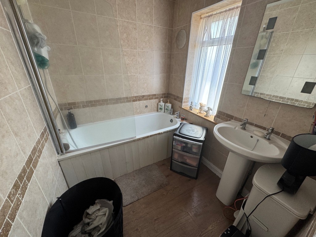 Lot: 140 - THREE-BEDROOM SEMI-DETACHED HOUSE - RESIDENTIAL INVESTMENT - Bathroom